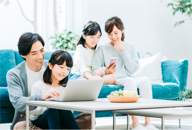 笑顔の家族写真 | 北九州・苅田 新築一戸建て クレストホーム